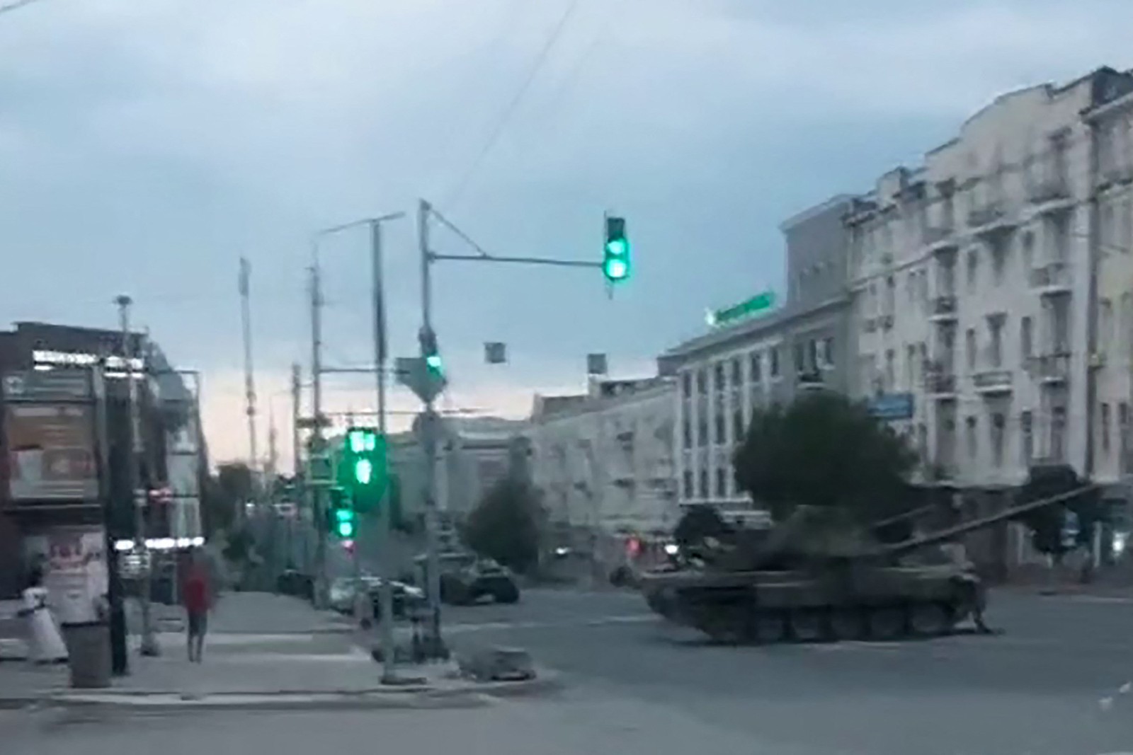 Tanque é fotografado nas ruas de Rostov; mercenários acusam o Kremlin de bombardear suas bases próximas à linha de frente com a Ucrânia — Foto: @na_laite_23 / UGC / AFP