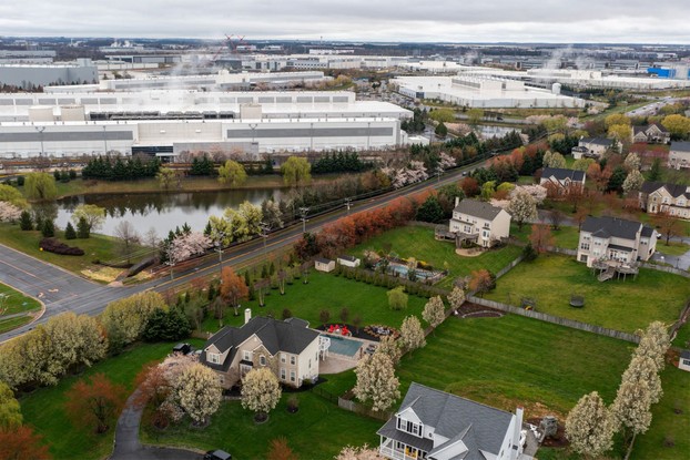 Vários data centers instalados próximos a residências em Ashburn, Virgínia.