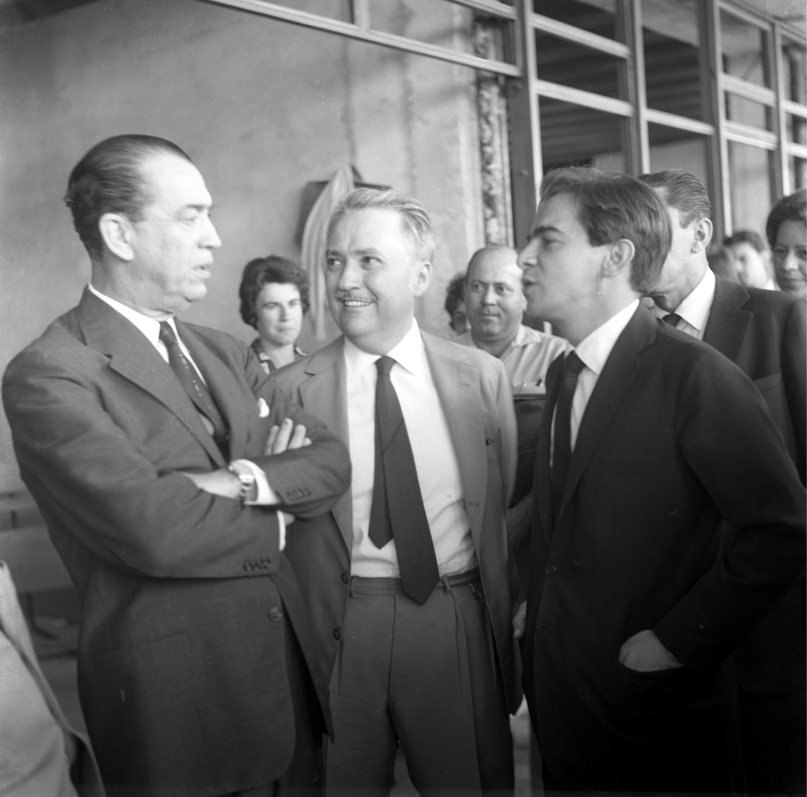 Darcy Ribeiro (à direita), em 1962, com Juscelino Kubitschek e o professor Pompeu de Souza, na Universidade Nacional de Brasília (UNB). — Foto: Arquivo / Agência O Globo