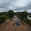 Vista de uma estrada inundada e destruída após fortes chuvas em Encantado, no Rio Grande do Sul: problemas logísticos podem dificultar o abastecimento - Gustavo Ghisleni/AFP
