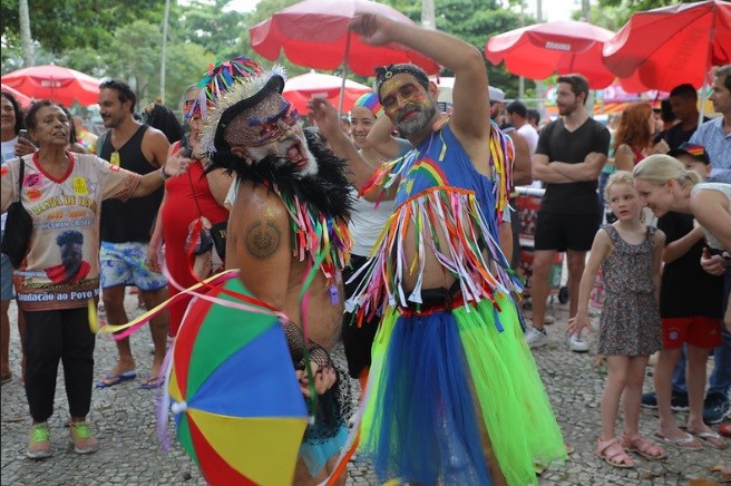 Foliões brincam com os trajes do frevo na Banda de Ipanema