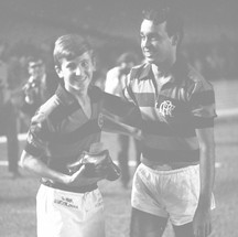 Em uma das cenas mais famosas da história do Flamengo, Carlinhos, o Violino, dá suas chuteiras à Zico, que assumiria sua camisa 10 — Foto: Agência O Globo