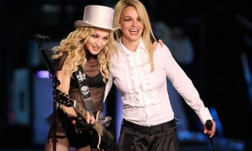 Madonna e Britney Spears cantam juntas, na turnê 'Sticky and Sweet', no show de Los Angeles em 2008 — Foto: Reprodução de vídeo