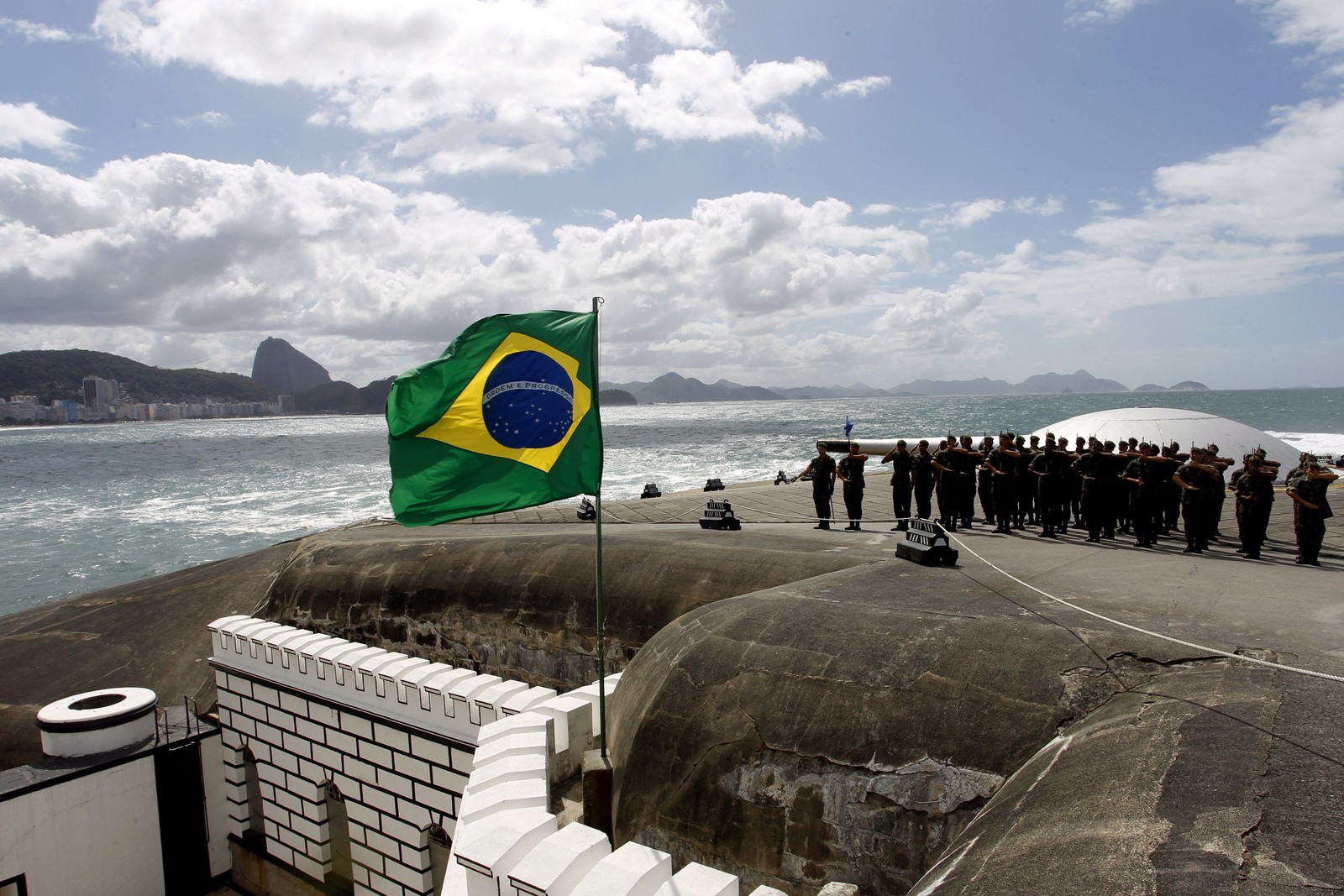 Comemoração dos 100 anos do Forte de Copacabana. Na foto de 04/09/2014, soldados em formação diante de um dos canhões do forte — Foto: Gustavo Miranda/ Agencia O Globo