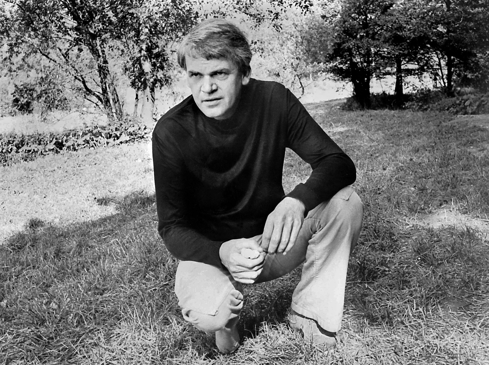 O escritor tcheco Milan Kundera posa em um jardim em Praga, em 14 de outubro de 1973.  — Foto: AFP