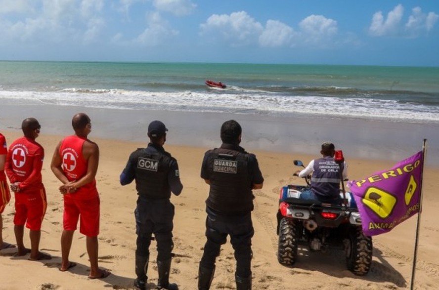 Trechos da Praia de Piedade são interditados para banho de mar por conta da presença de tubarões e águas-vivas