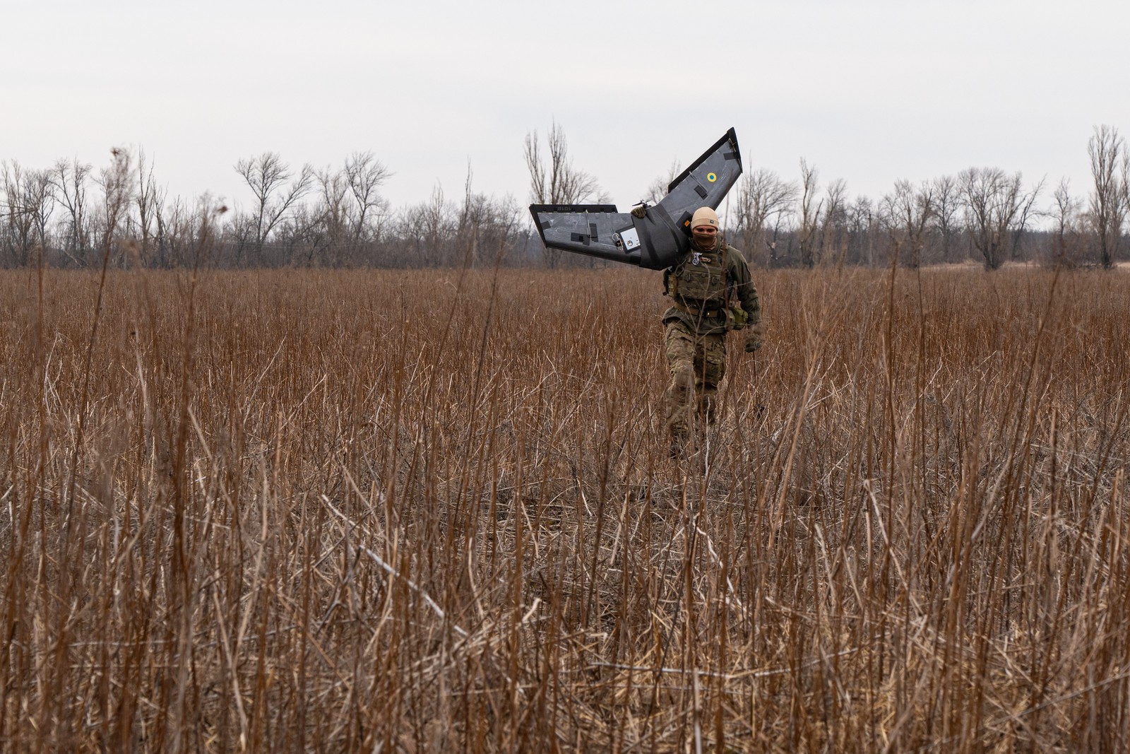 Soldado ucraniano caminha com drone de observação na retaguarda das áreas de combate. Os drones simples, baratos e em imensa quantidade transformaram a maneira como russos e ucranianos estando combatendo. Foto tirada em Zarichne, Oblast de Donetsk, Ucrânia — Foto: Yan Boechat