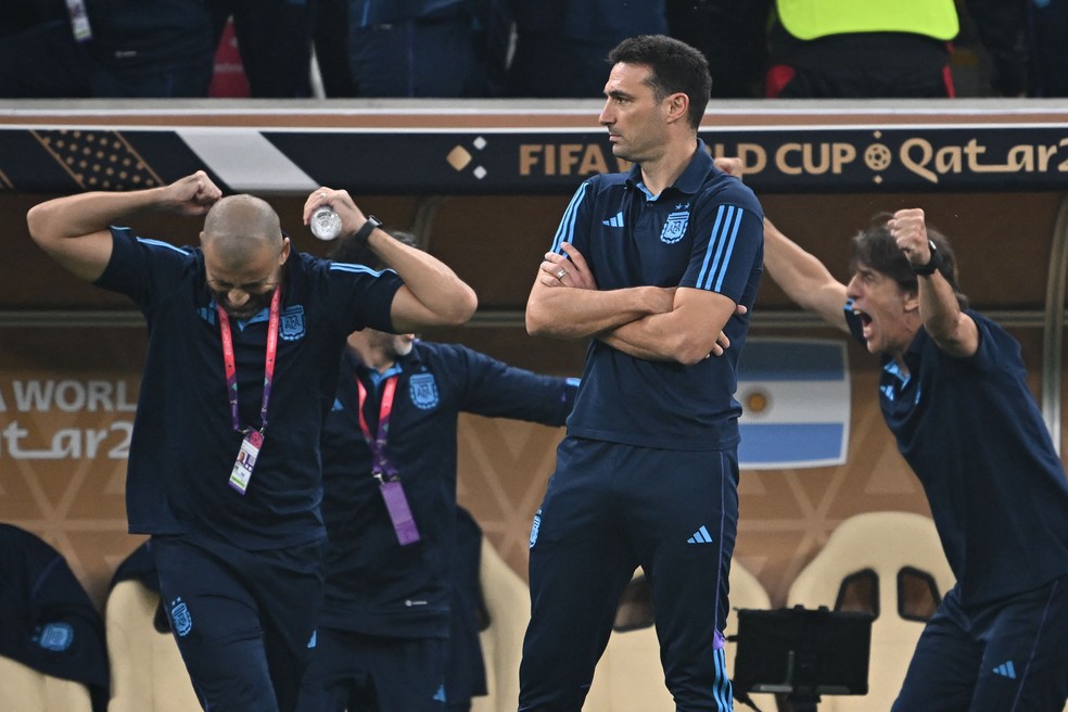 Lionel Scaloni, de braços cruzados, e sua vibrante comissão técnica: treinador foi inovador e mudou a equipe várias vezes ao longo do Mundial — Foto: Paul Ellis / AFP