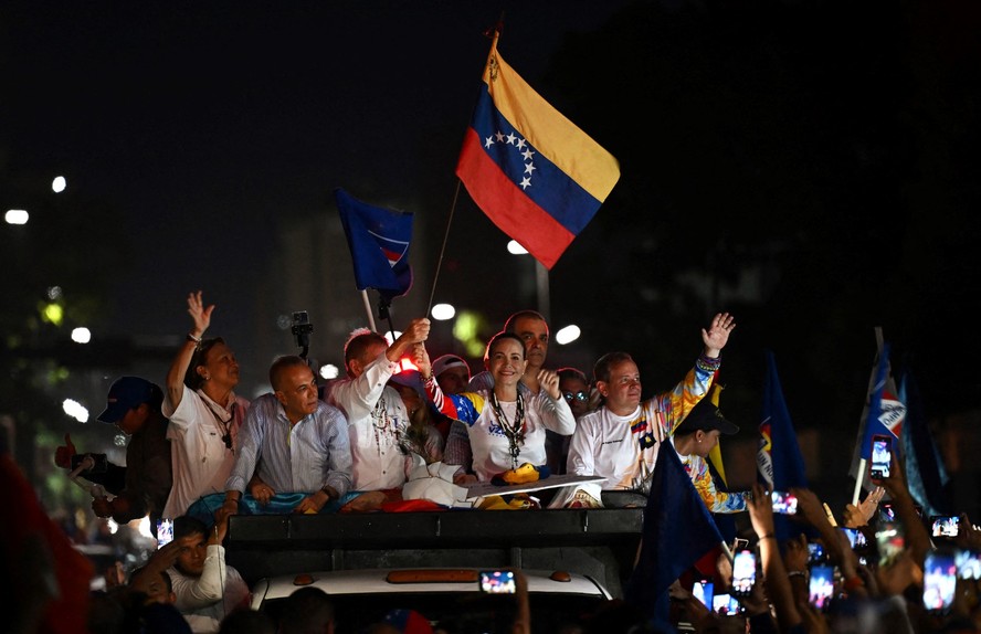 O candidato presidencial da oposição venezuelana, Edmundo González Urrutia, e a líder da oposição, María Corina Machado, em Maracaibo