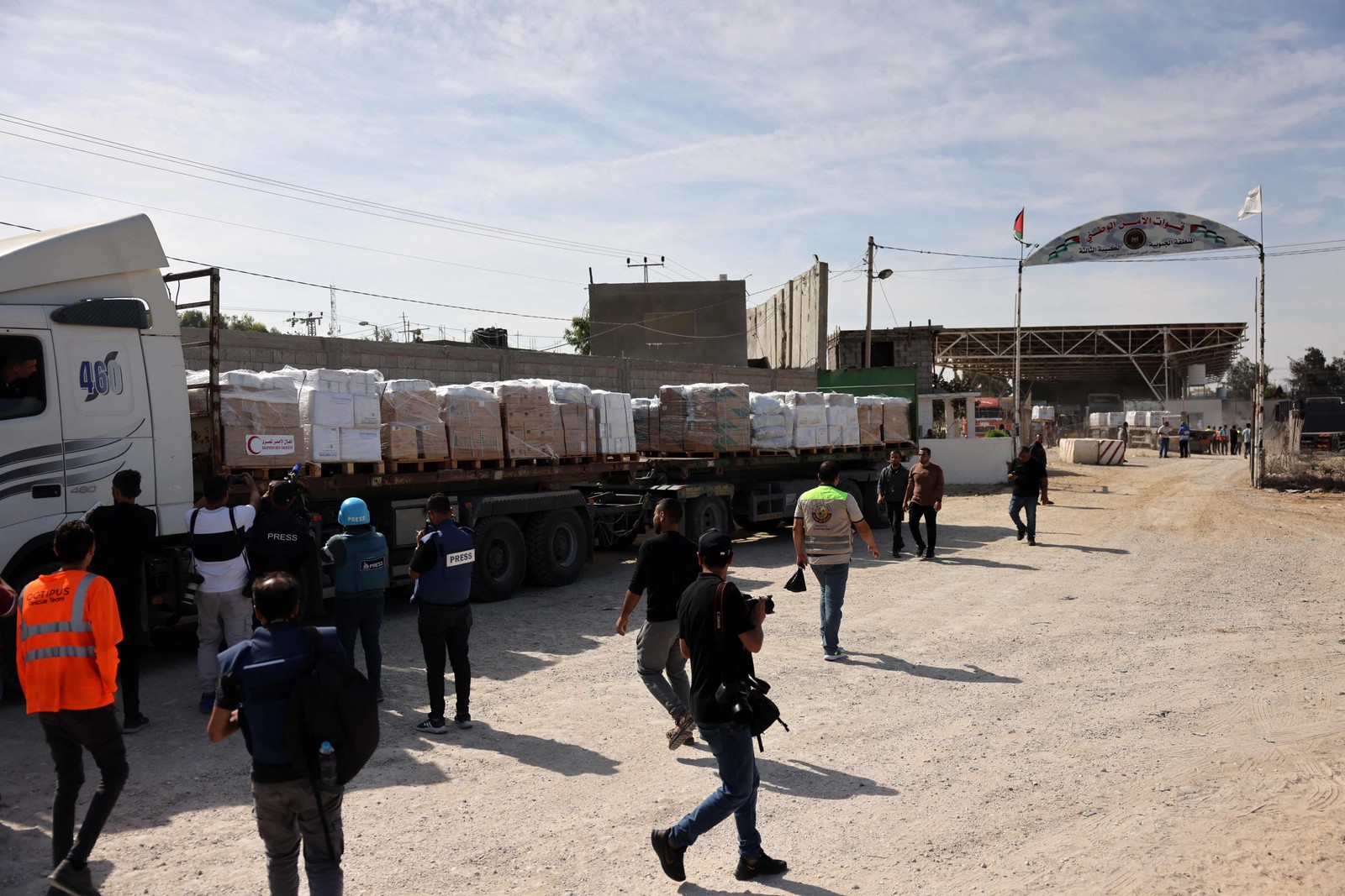 Ajuda humanitária chega na Faixa de Gaza — Foto: Mohammed ABED / AFP