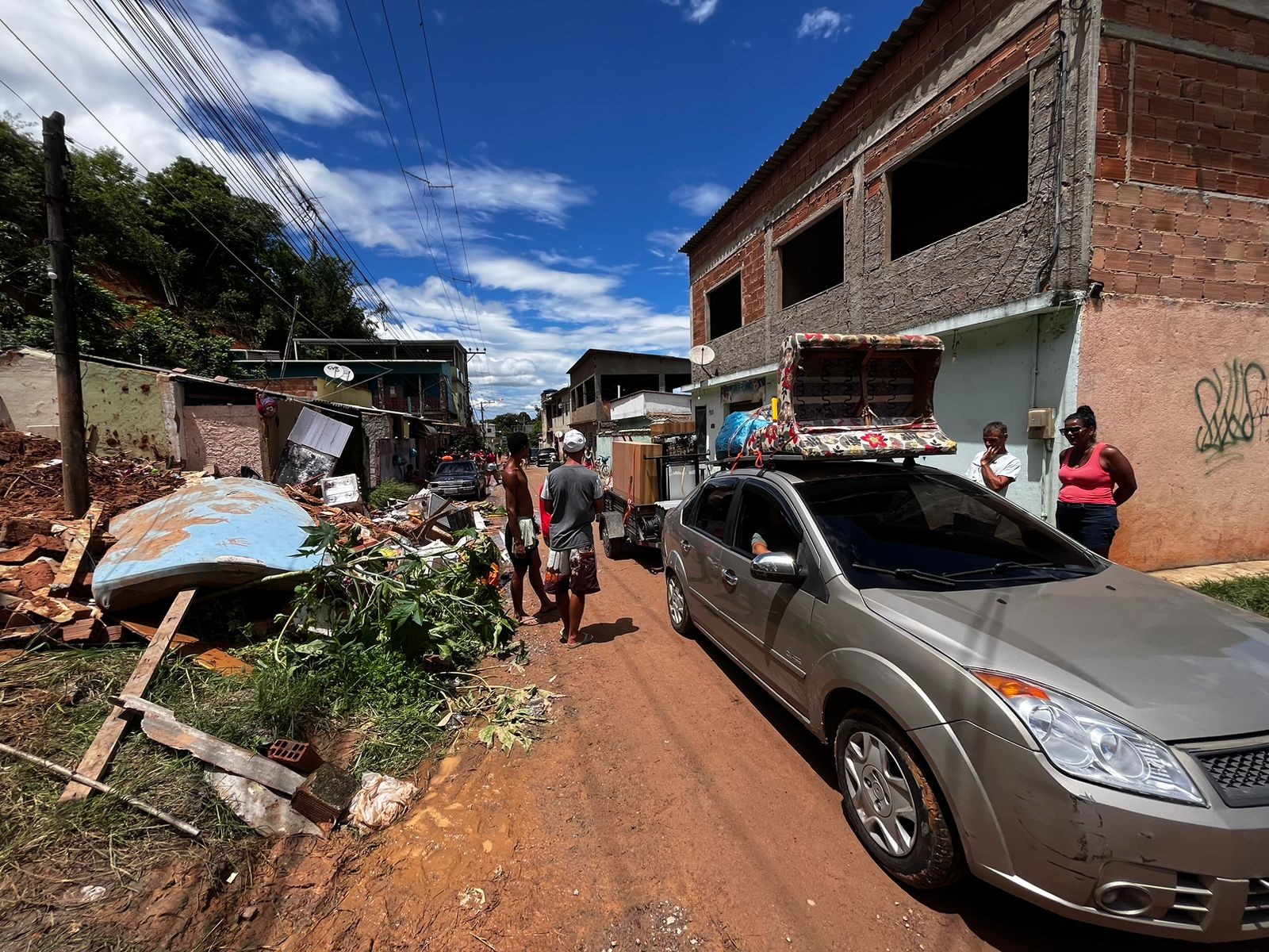 Na foto, rua Rua do Mocambo, no bairro de Engenheiro Pedreira, em Japeri, onde desabamento destruiu uma residência. Uma criança de dois anos morreu. — Foto: João Vitor Costa / O Globo