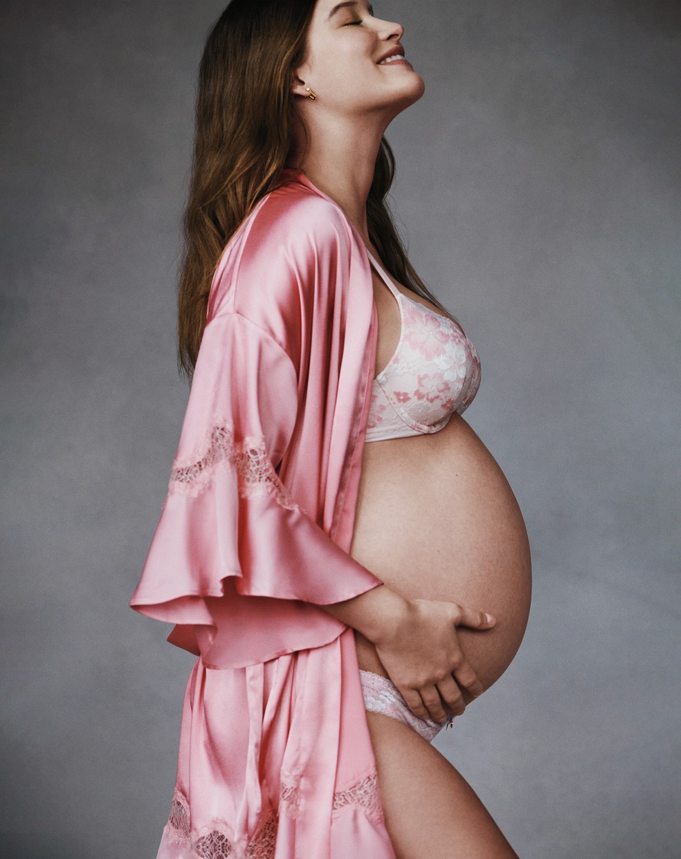 Modelo grávida na primeira campanha de dia das Mães da marca NYT — Foto:         