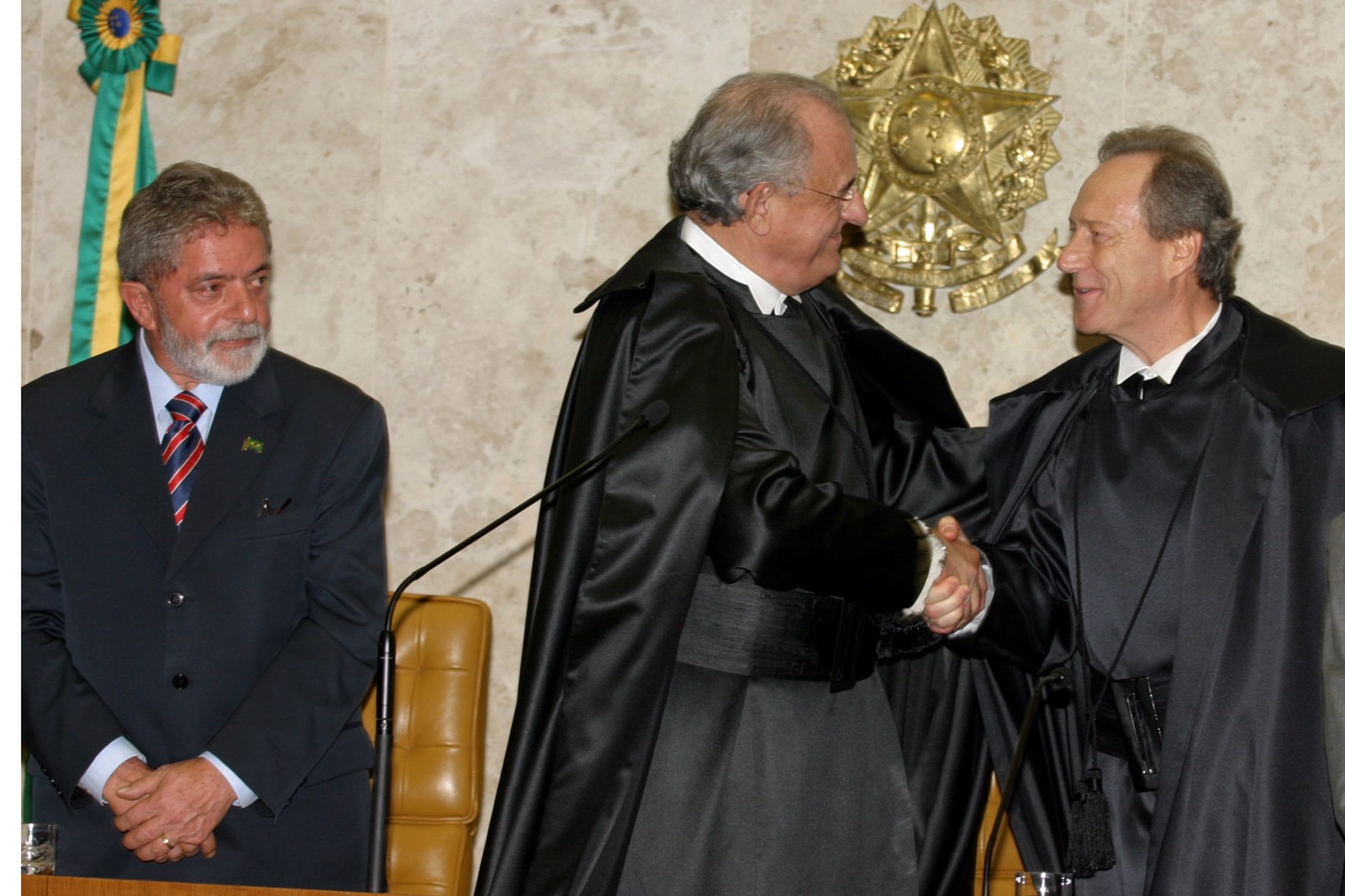 Ricardo Lewandowski tomou posse em sessão solene realizada na tarde de 16 de março de 2006, no Plenário da Corte. Na foto, presidente do Supremo cumprimenta o ministro — Foto: Divulgação/STF