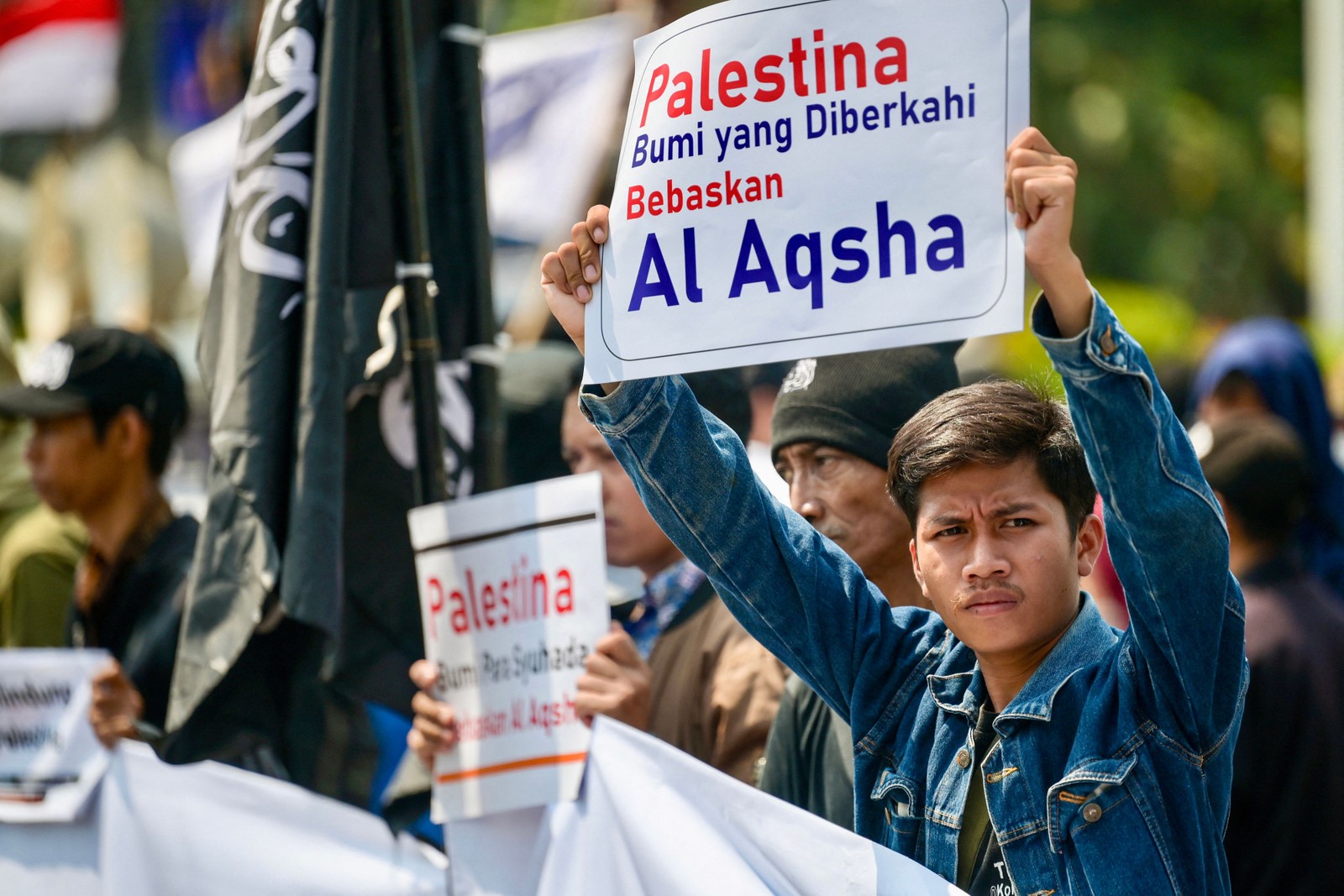 Manifestantes indonésios participam num comício pró-palestiniano em Jacarta — Foto: BAY ISMOYO/AFP