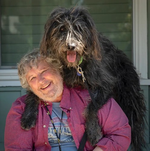 Um delicioso abraço canino — Foto: Judy Nussemblatt / Animal Friends Comedy Pets