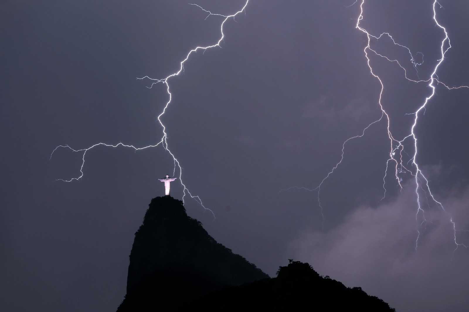 Cristo Redentor de braços abertos para os raios que atingem a cidade do Rio — Foto: Custódio Coimbra, 13-01-2017