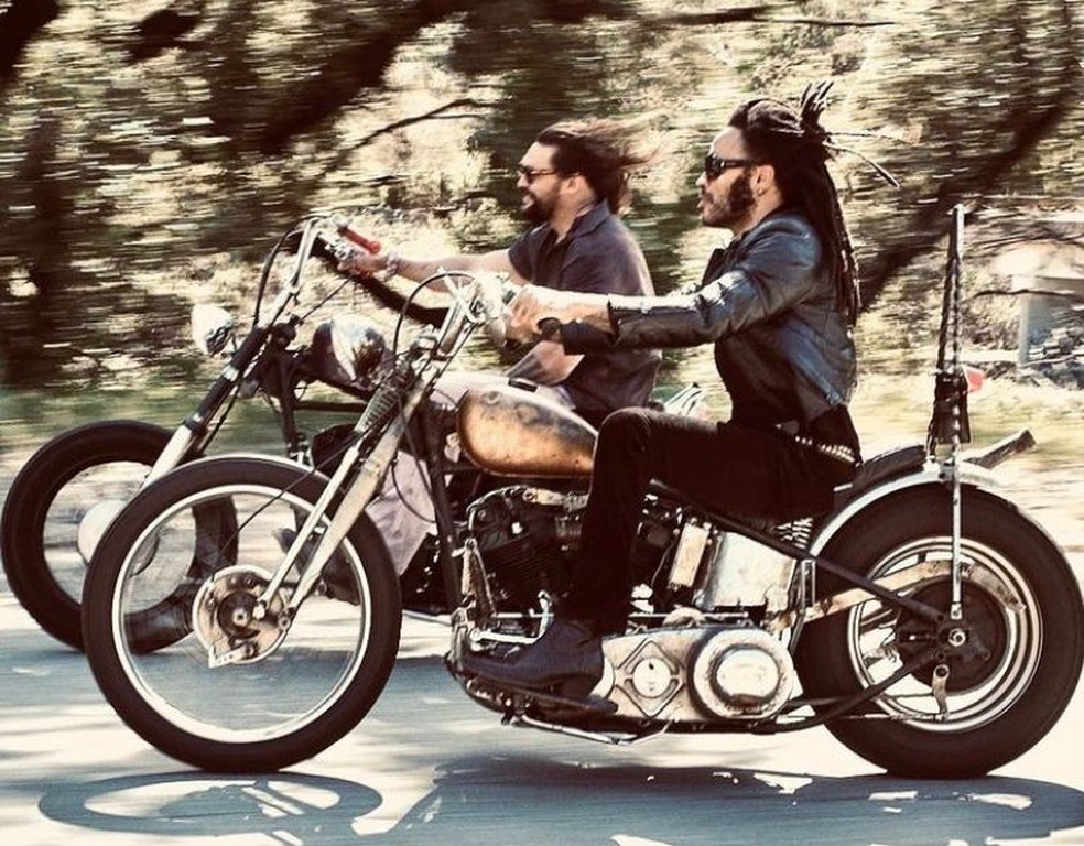 Jason Momoa (ao fundo) e Lenny Kravitz durante passeio de moto — Foto: Reprodução/Redes sociais