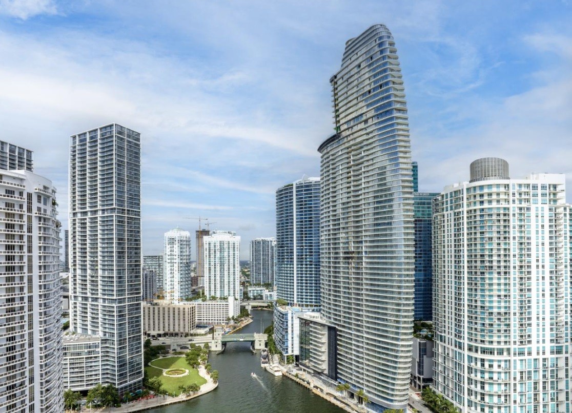 O Aston Martin Residences, de 66 andares, tem formato de vela, com unidades a partir de US$ 6,5 milhões (R$ 31,4 milhões), e está localizado no centro de Miami — Foto: Scott Baker/The New York Times