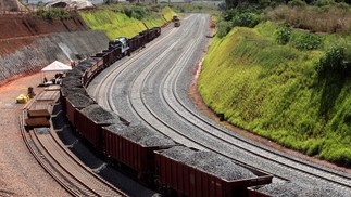 Ferrovia Norte-Sul: ligação por trilhos entre os portos de Santos (SP) e Itaqui (MA), considerado um importante corredor logístico para o escoamento de produção nacional de grãos e minério — Foto: Ailton de Freitas/ Agência O Globo