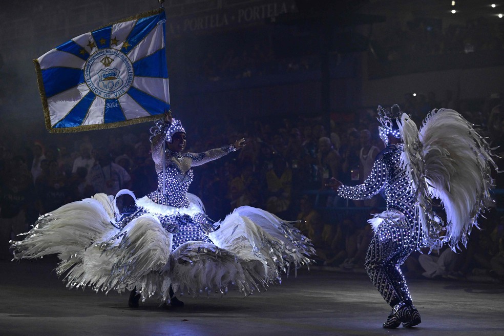 As luzes nas fantasias do casal de mestre-sala e porta-bandeira da Vila Isabel — Foto: Pablo Porciuncula/AFP