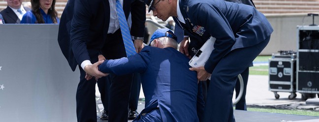 Presidente americano Joe Biden leva tombo em cerimônia militar — Foto: Brendan Smialowski / AFP