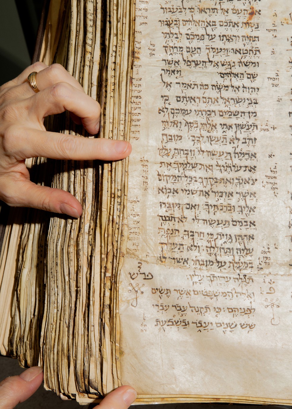 O Codex Sassoon, considerado a mais antiga Bíblia hebraica quase completa, vai a leilão em   maio — Foto: Eric Helgas / The New York Times