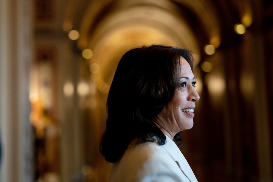 Kamala Harris fala com repórteres no Capitólio no primeiro dia do julgamento de impeachment do Presidente Donald Trump, em Washington, em 16 de janeiro de 2020