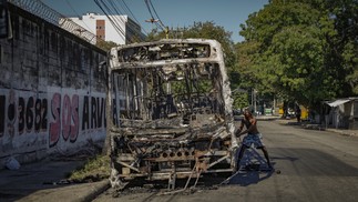 Operação na Maré: em represália à ação, bandidos fecharam a Avenida Brasil e a Linha Vermelha no final da manhã. Ainda na Avenida Brasil, um ônibus foi incendiado na pista sentido Zona Oeste, na altura da Vila do João e perto da unidade da Maré da Fiocruz. — Foto: Guito Moreto / Agência O Globo