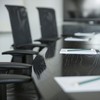 Mesa de reuniões vazias: redução de jornada avança entre empresas brasileiras - Pixabay