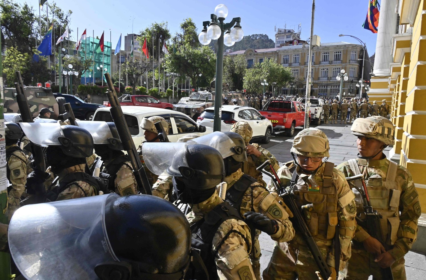 Tropas e tanques militares tomam praça em frente à sede do governo da Bolívia, em La Paz — Foto: AIZAR RALDES / AFP