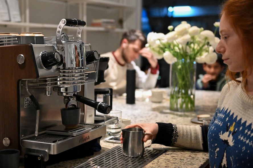 Mulher prepara café em cafeteria de Buenos Aires: preços na Argentina estão mais caros, tanto em peso como em dólar