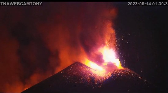 Vulcão Etna entrou em erupção na Itália — Foto: Reprodução/Twitter