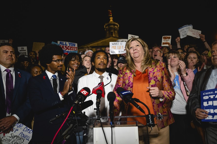 Justin Pearson, Justin Jones e Gloria Johnson discursam do lado de fora da Câmara do Tennessee após a votação que expulsou os deputados negros