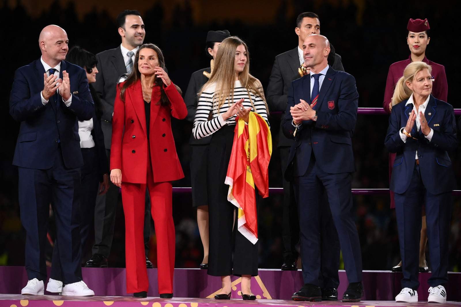 O presidente da FIFA, Gianni Infantino, a rainha Letizia da Espanha, a princesa espanhola Sofia e o presidente da federação espanhola de futebol, Luis Rubiales, durante cerimônia de premiação após a Copa do Mundo Feminina de 2023 — Foto: FRANCK FIFE / AFP