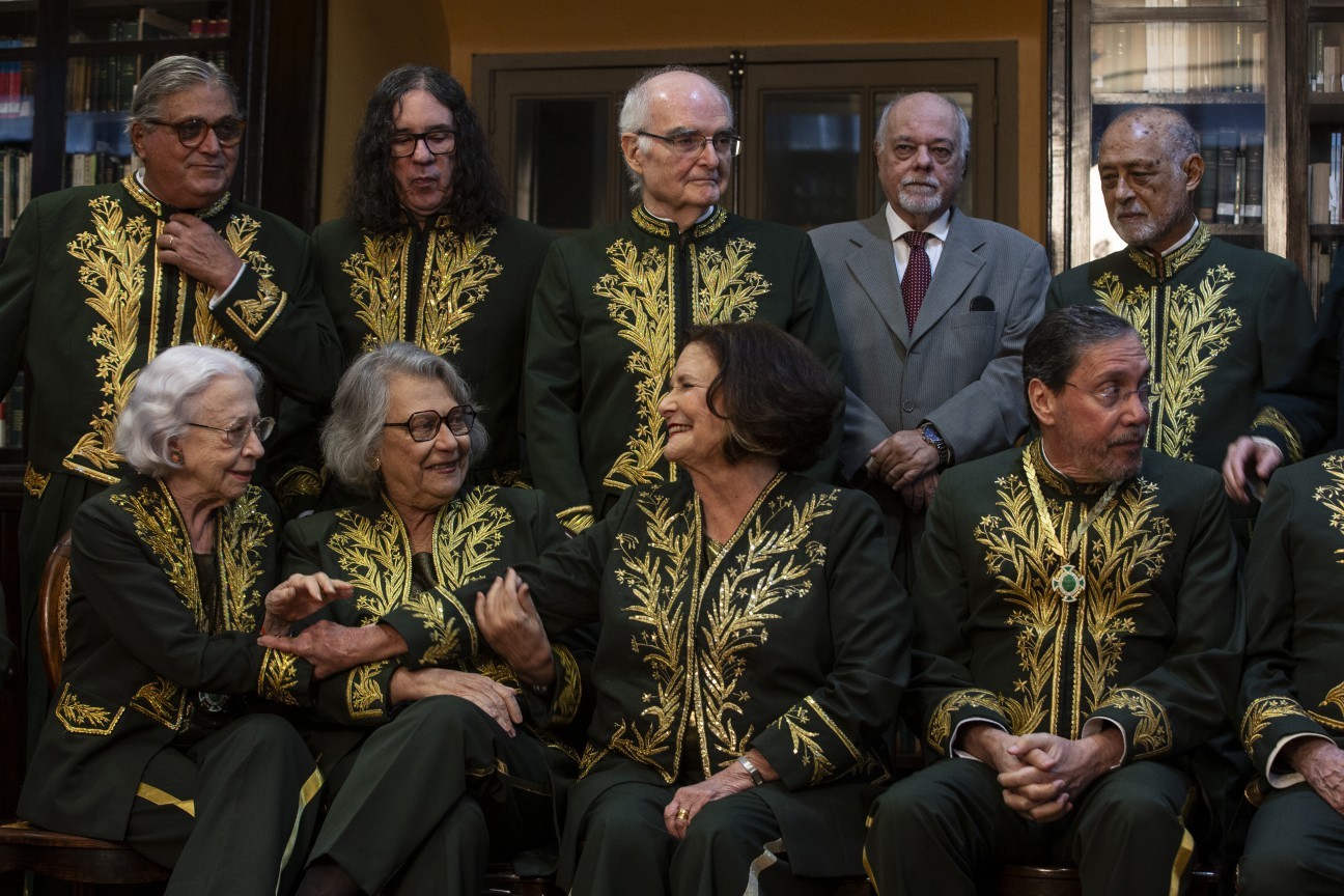 A escritora e crítica cultural Heloisa Teixeira, de 84 anos, tomou posse na ABL na noite de sexta-feira (28) — Foto: Alexandre Cassiano