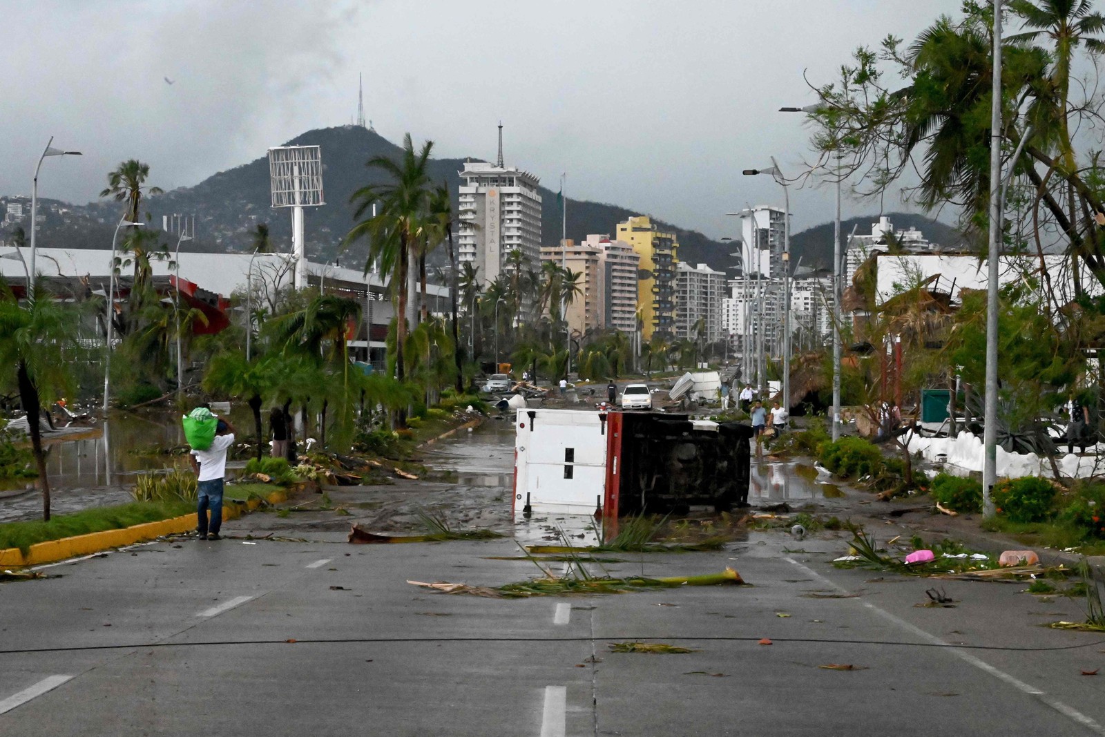 Vista dos danos causados ​​​​após a passagem do furacão Otis em Acapulco, estado de Guerrero, México — Foto: FRANCISCO ROBLES/AFP