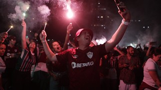 Torcida tricolor comemora a virada do Fluminense no segundo tempo contra o Internacional — Foto: Alexandre Cassiano/Agência O Globo