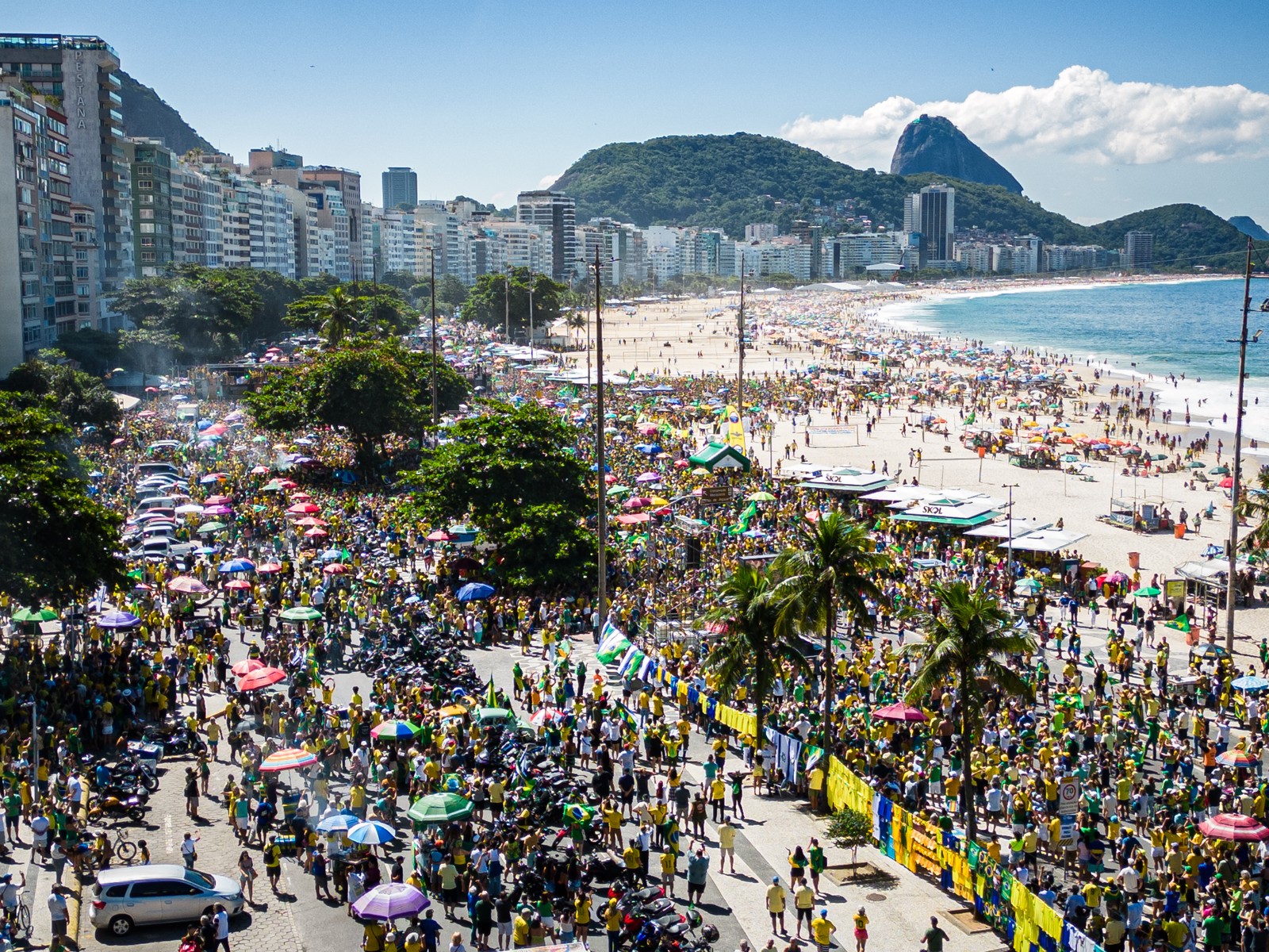 Praia de Copacabana é cenário de manifestação bolsonarista — Foto: Infoglobo