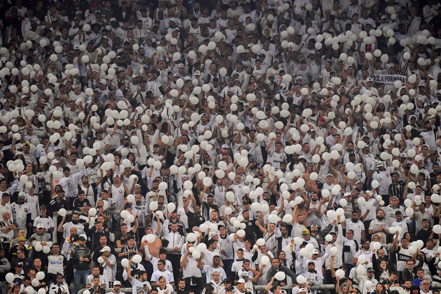 Torcedores na Arena Corinthians na partida contra o Boca Juniors pela Libertadores