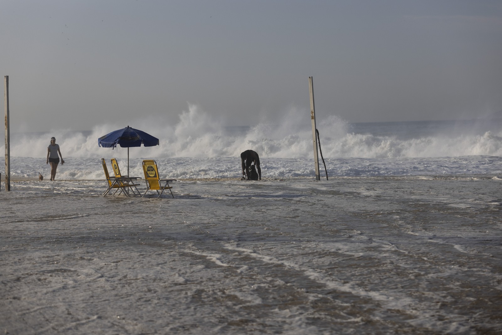 Ressaca na orla do Rio. Na foto, a praia do Leblon. — Foto: Márcia Foletto / Agência O Globo