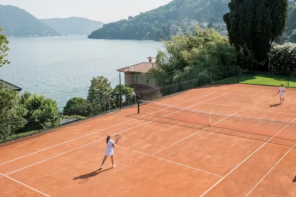 Sua quadra de tênis é considerada uma das mais belas devido à sua vista espetacular para o Lago di Como — Foto: Divulgação/Hotel Passalacqua