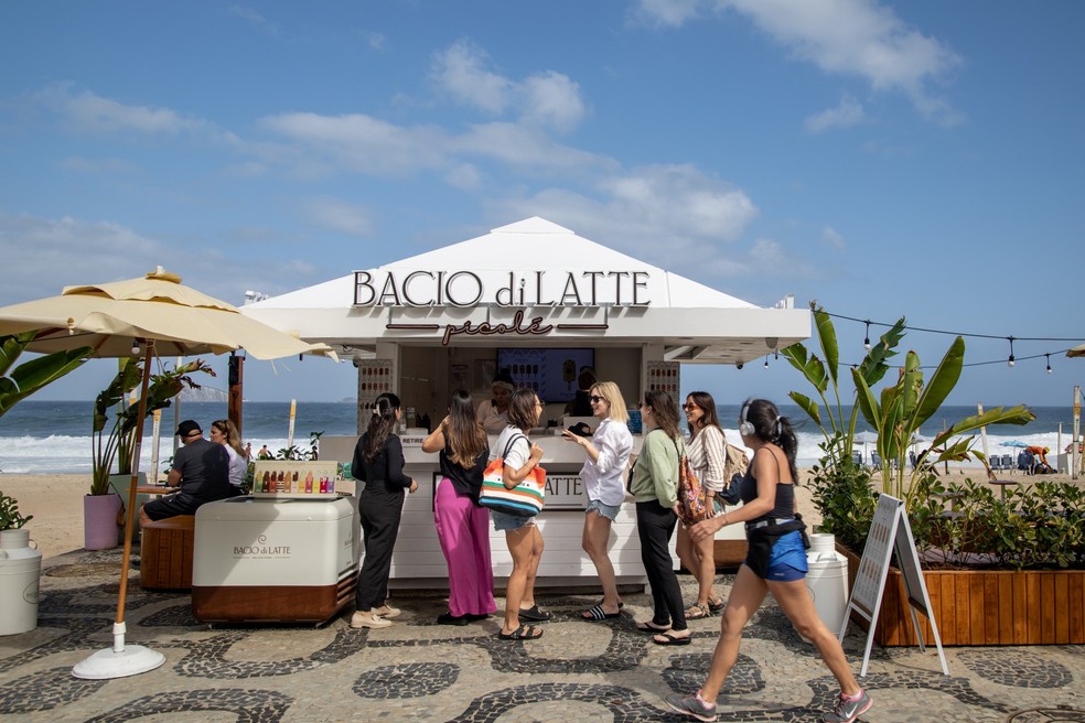 Quiosque da Gelateria Bacio di Latte, na orla de Ipanema, que prepara picolés personalizados — Foto: Ana Branco/Agência o Globo