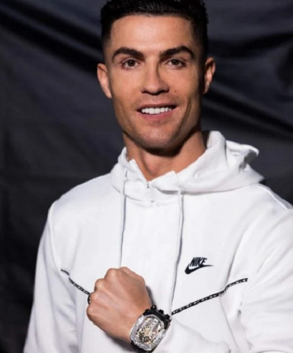 Cristiano Ronaldo posou com relógio de R$ 4,7 milhões  — Foto: Divulgação/Jacob & Co