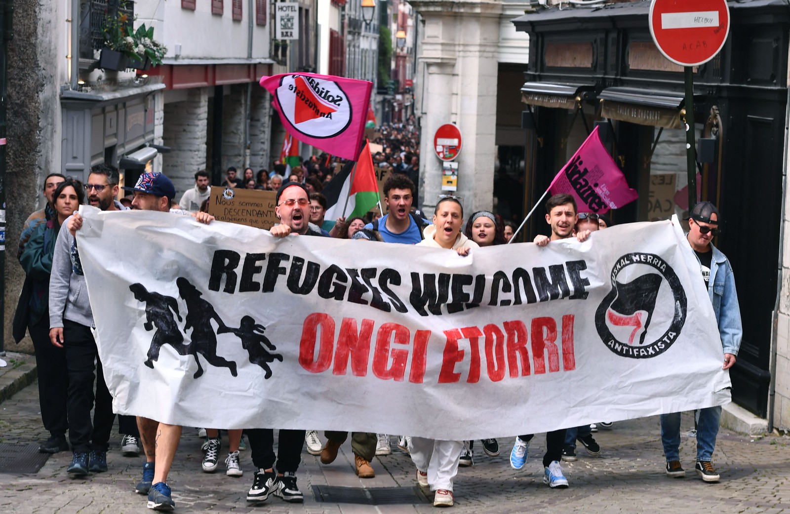 Manifestantes se reúnem nas ruas durante uma manifestação contra o partido francês de extrema direita "Rassemblement national" (RN), um dia depois de o partido ter vencido as eleições europeias em França, em Bayonne, sudoeste de França, em 10 de junho de 2024 — Foto: GAIZKA IROZ/AFP