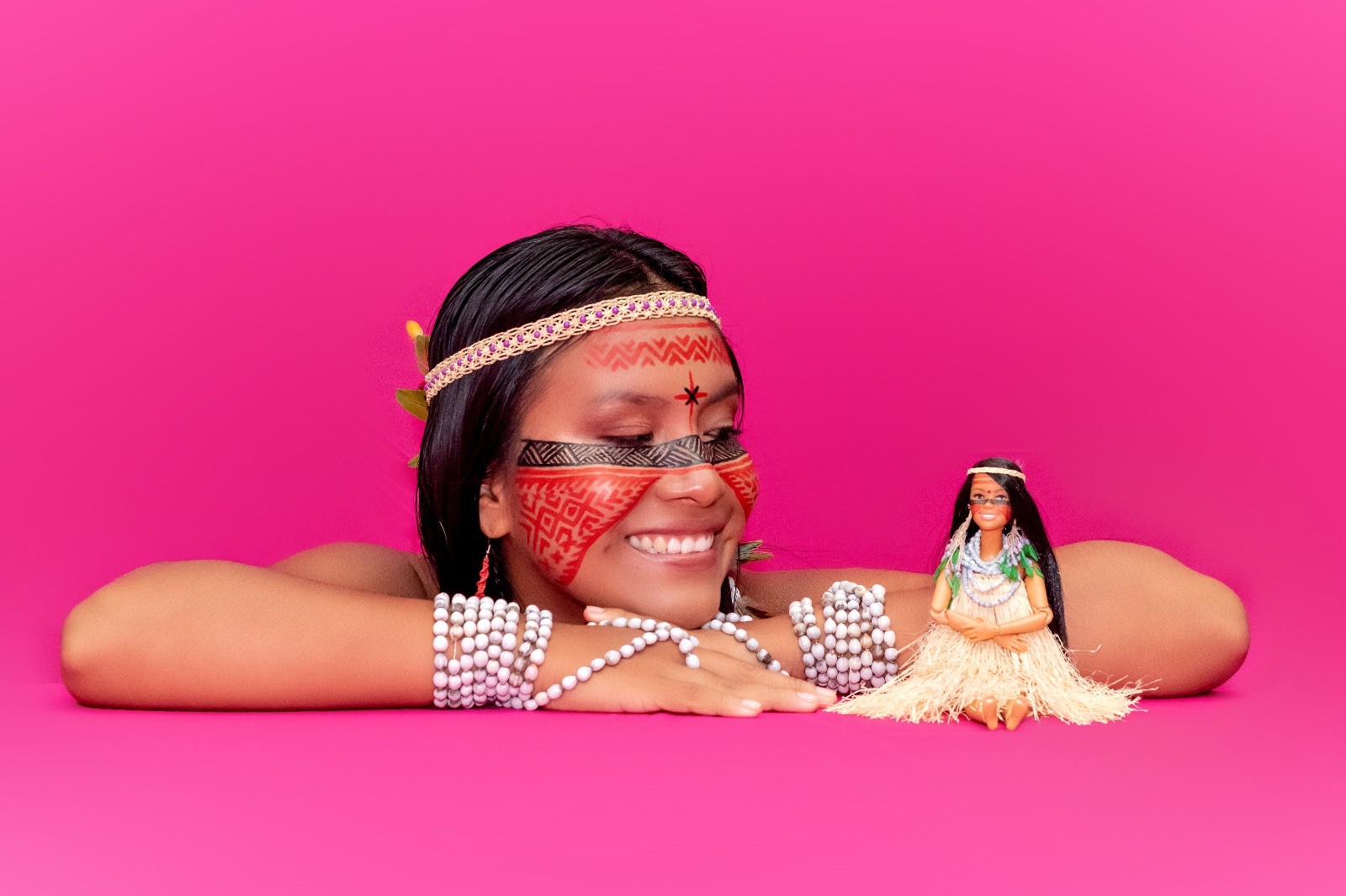 A influenciadora Maira Gomez inspirou a primeira Barbie indígena — Foto: Divulgação