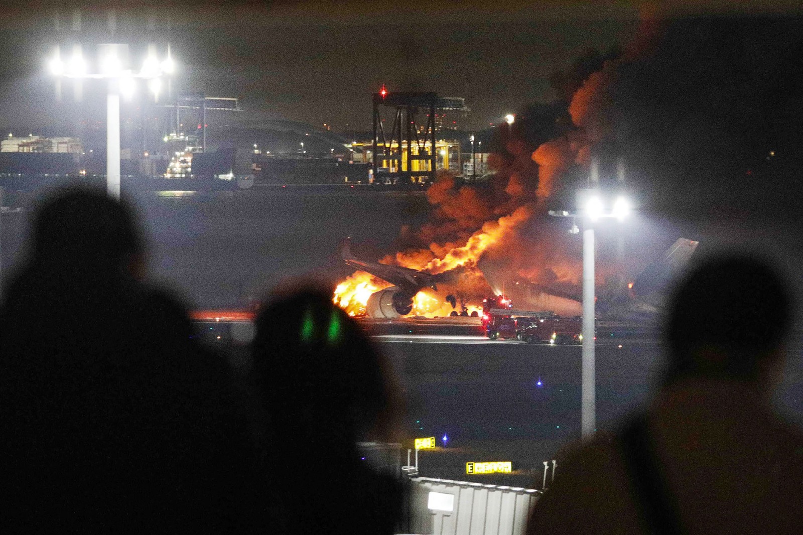 Avião pega fogo após colisão em aeroporto de Tóquio — Foto: JIJI PRESS / AFP