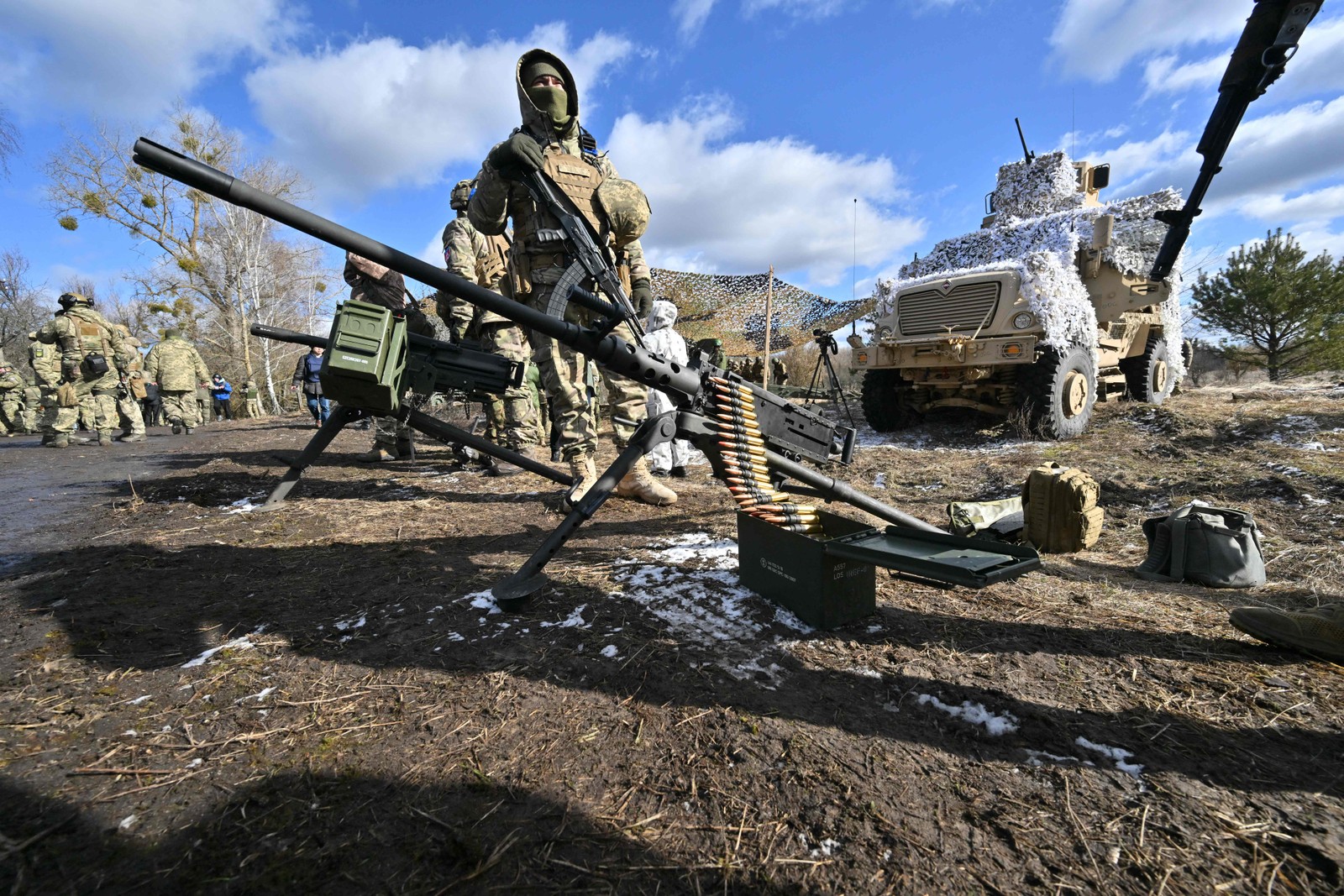 Com um sinal, um grupo de soldados lança um ataque de treino e segue em direção à floresta — Foto: Sergei Supinsky / AFP