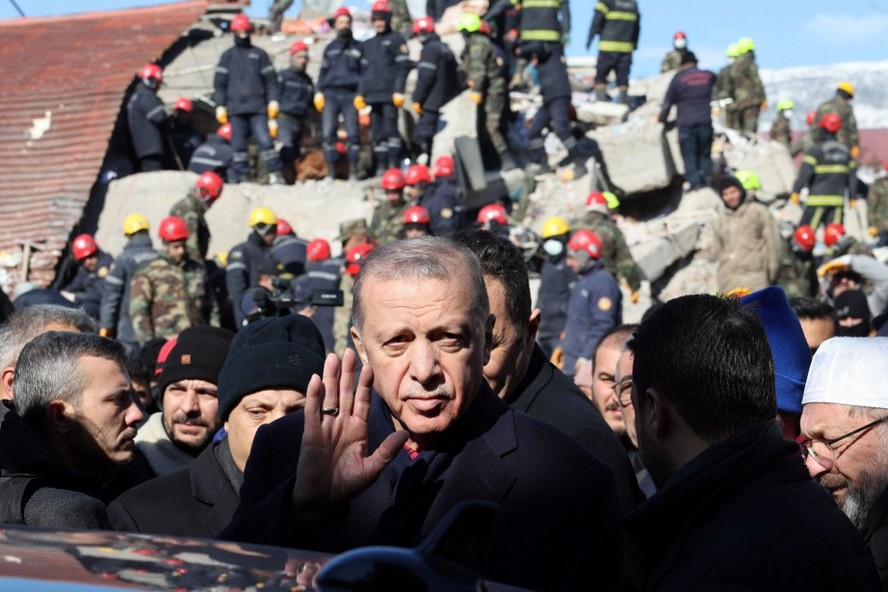 O presidente turco Recep Tayyip Erdogan visita cidade de Kahramanmaras após o forte terremoto que atingiu a região