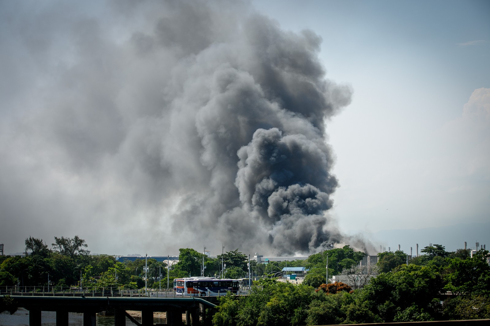 Incêndio atinge módulo perto do terminal de cargas do RioGaleão — Foto: Brenno Carvalho / Agência O Globo