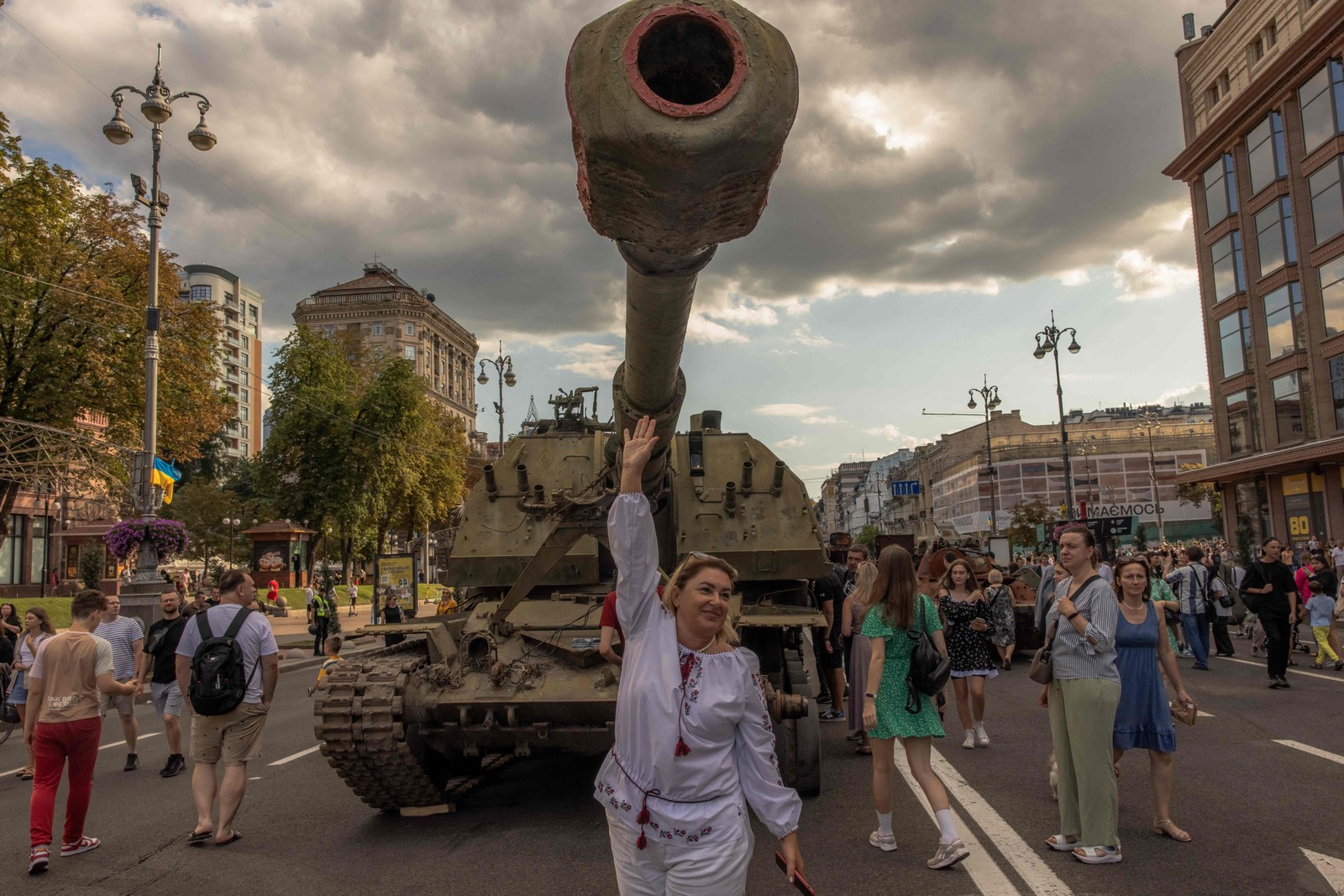 Mulher usando roupas tradicionais ucranianas posa para fotos em frente a um tanque russo destruído na rua principal Khreshchatyk, no Dia da Independência da Ucrânia, em Kiev, em 24 de agosto de 2023, em meio à invasão russa da Ucrânia. — Foto: Roman Pilipey / AFP